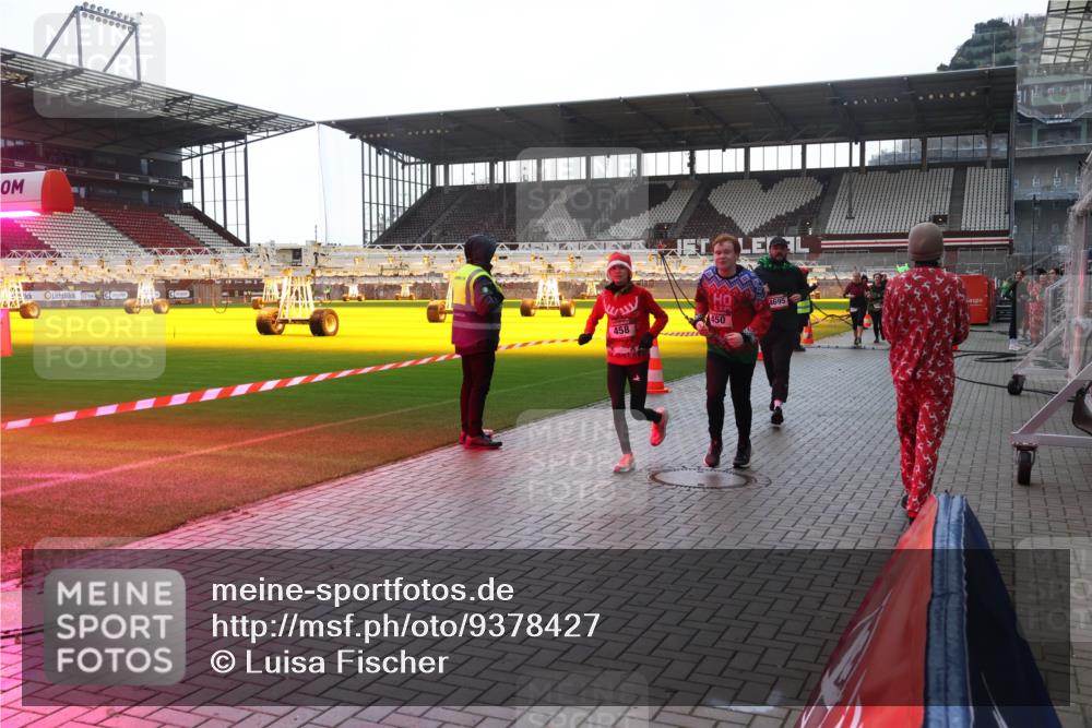07.12.2025 - St. Pauli X-Mass-Run No. 15 Luisa Fischer http://msf.ph/oto/9378427 07.12.2025 10:29:55 Ziel 4695, 450, 458, 10, 161, 165, 423, 426, 450, 458, 1039, 1090, 1091, 1198, 1201, 1204, 1209, 1373, 1548, 1550, 1669, 1677, 1842, 2001, 2874, 2878, 3080, 3115, 3299, 3468, 3469, 3470, 3494, 3497, 3516, 3517, 3938, 3942, 4007, 4009, 4126, 4264, 4266, 4293, 4296, 4440, 4472, 4476, 4531, 4695 meine-sportfotos.de