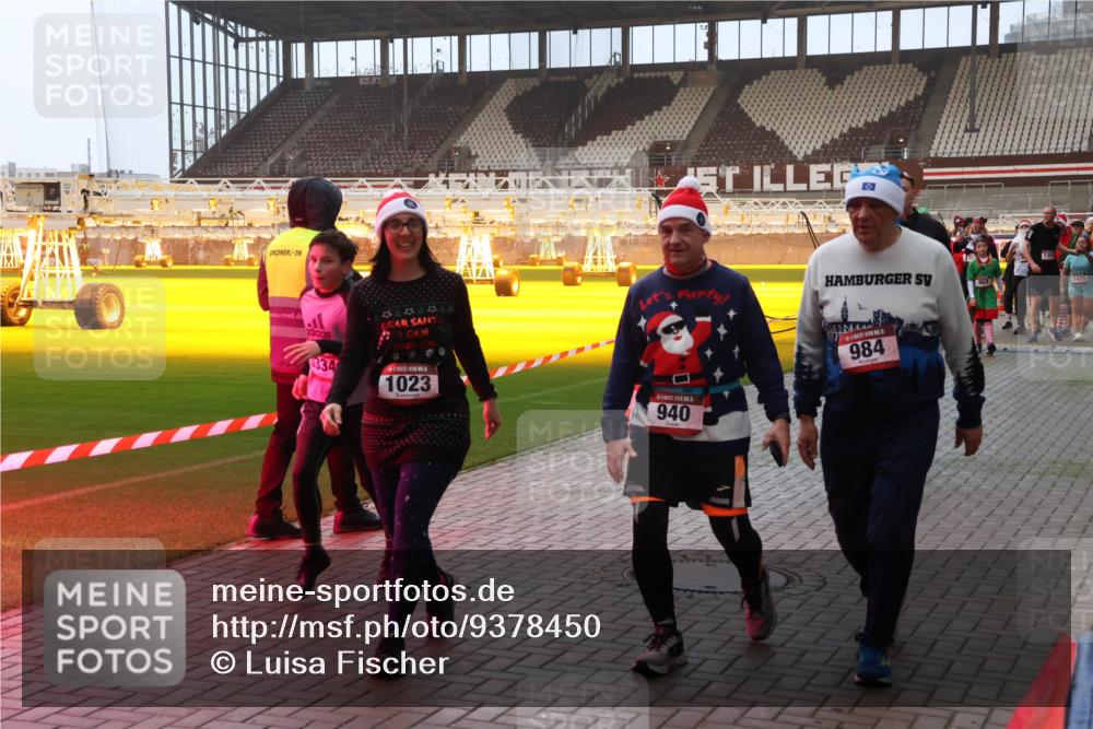 07.12.2025 - St. Pauli X-Mass-Run No. 15 Luisa Fischer http://msf.ph/oto/9378450 07.12.2025 10:04:36 Ziel 334, 444, 1023, 940, 1425, 984, 113, 185, 399, 626, 628, 709, 1027, 1028, 1291, 1302, 1307, 1394, 1425, 1522, 1712, 1738, 1871, 1906, 2110, 2112, 2366, 2454, 3188, 3198, 3337, 3340, 3359, 3519, 3734, 4151, 4673 meine-sportfotos.de
