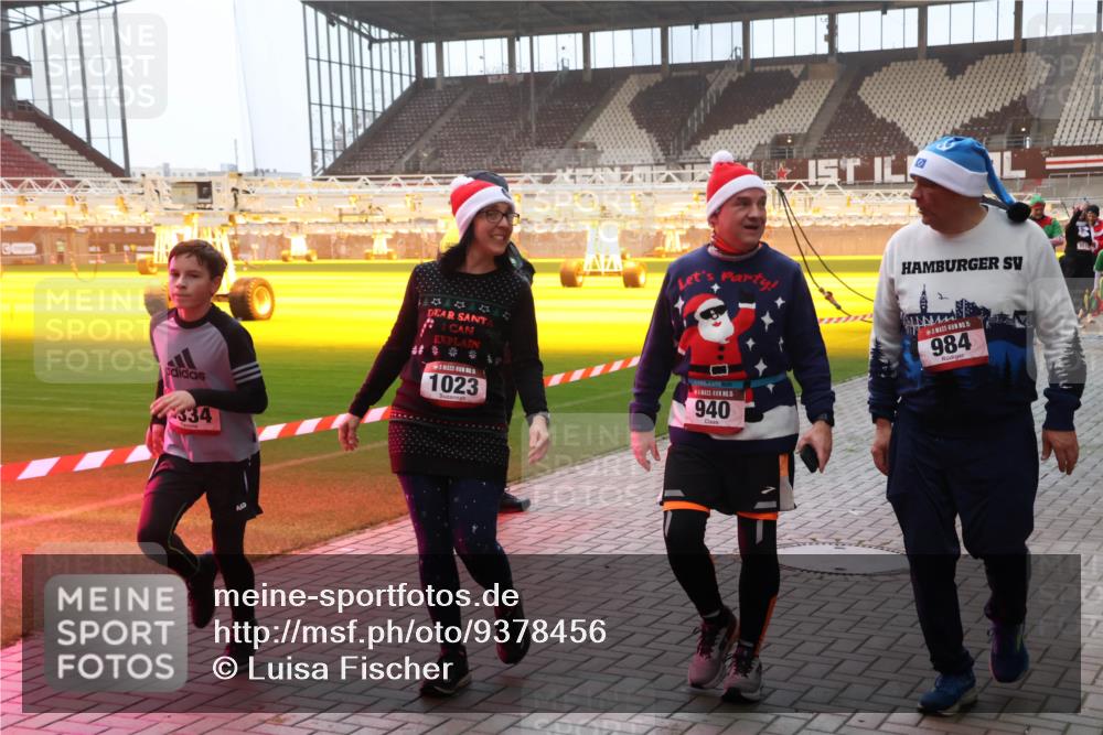07.12.2025 - St. Pauli X-Mass-Run No. 15 Luisa Fischer http://msf.ph/oto/9378456 07.12.2025 10:04:36 Ziel 334, 1, 1023, 5, 940, 984, 113, 185, 399, 626, 628, 709, 1027, 1028, 1291, 1302, 1307, 1394, 1425, 1522, 1712, 1738, 1871, 1906, 2110, 2112, 2366, 2454, 3188, 3198, 3337, 3340, 3359, 3519, 3734, 4151, 4673 meine-sportfotos.de