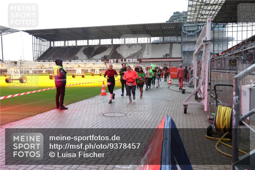 07.12.2025 - St. Pauli X-Mass-Run No. 15 Luisa Fischer http://msf.ph/oto/9378457 07.12.2025 10:30:02 Ziel 1373, 2001, 292, 10, 423, 426, 450, 458, 1039, 1090, 1091, 1198, 1201, 1204, 1209, 1373, 1548, 1550, 1669, 1677, 1842, 2001, 2878, 3080, 3115, 3299, 3468, 3469, 3470, 3494, 3497, 3516, 3517, 3938, 3942, 4007, 4009, 4126, 4264, 4266, 4293, 4296, 4440, 4472, 4476, 4531, 4533, 4534, 4546, 4695 meine-sportfotos.de