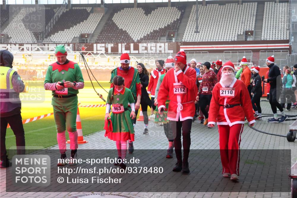 07.12.2025 - St. Pauli X-Mass-Run No. 15 Luisa Fischer http://msf.ph/oto/9378480 07.12.2025 10:04:49 Ziel 42, 2112, 963, 4680, 5, 2110, 113, 626, 628, 709, 713, 1027, 1028, 1291, 1302, 1522, 1701, 1712, 1738, 1871, 1906, 2110, 2112, 2454, 2569, 2570, 3188, 3198, 3340, 3359, 3477, 3519, 3894, 3911, 4673 meine-sportfotos.de