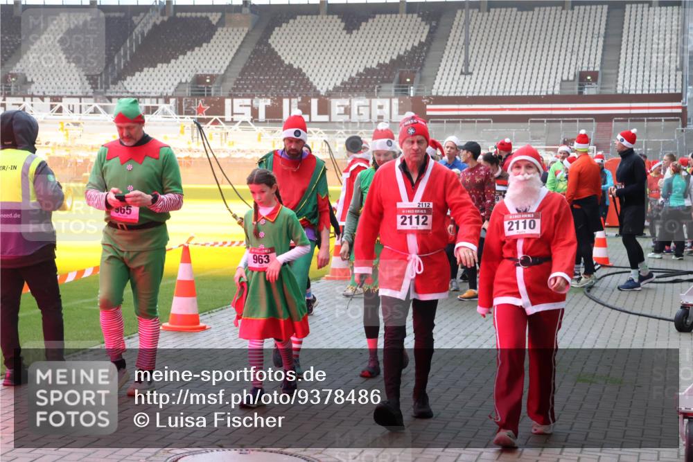 07.12.2025 - St. Pauli X-Mass-Run No. 15 Luisa Fischer http://msf.ph/oto/9378486 07.12.2025 10:04:50 Ziel 965, 963, 2112, 2112, 5, 2110, 113, 626, 628, 709, 713, 1027, 1028, 1291, 1302, 1522, 1701, 1712, 1738, 1871, 1906, 2110, 2112, 2454, 2569, 2570, 3188, 3198, 3340, 3359, 3477, 3894, 3911, 4080, 4553, 4557, 4673 meine-sportfotos.de