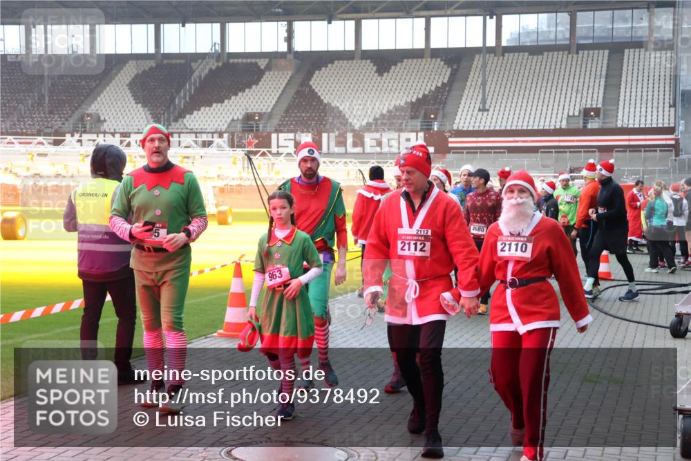 07.12.2025 - St. Pauli X-Mass-Run No. 15 Luisa Fischer http://msf.ph/oto/9378492 07.12.2025 10:04:50 Ziel 15, 963, 2112, 15, 2112, 4680, 2110, 113, 626, 628, 709, 713, 1027, 1028, 1291, 1302, 1522, 1701, 1712, 1738, 1871, 1906, 2110, 2112, 2454, 2569, 2570, 3188, 3198, 3340, 3359, 3477, 3894, 3911, 4080, 4553, 4557, 4673 meine-sportfotos.de