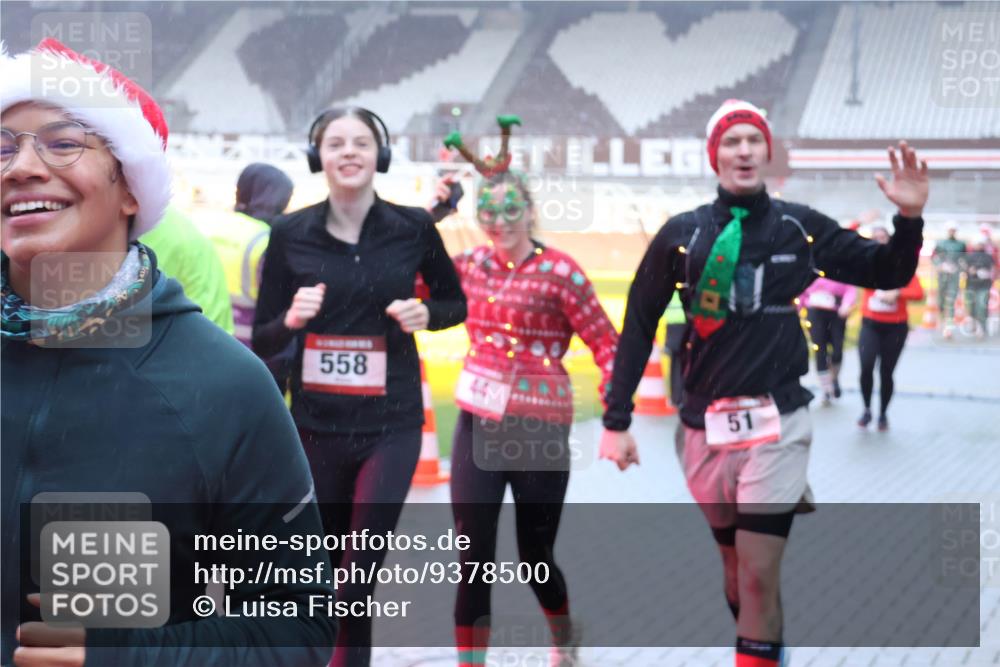 07.12.2025 - St. Pauli X-Mass-Run No. 15 Luisa Fischer http://msf.ph/oto/9378500 07.12.2025 11:09:43 Ziel 558, 51, 44, 51, 59, 66, 266, 330, 335, 338, 341, 495, 496, 558, 619, 971, 1084, 1110, 1136, 1138, 1140, 1205, 1211, 1260, 1463, 1477, 1502, 1511, 1574, 1579, 1582, 1641, 1851, 1870, 1945, 1974, 2042, 2070, 2879, 2898, 3151, 4190, 4191 meine-sportfotos.de
