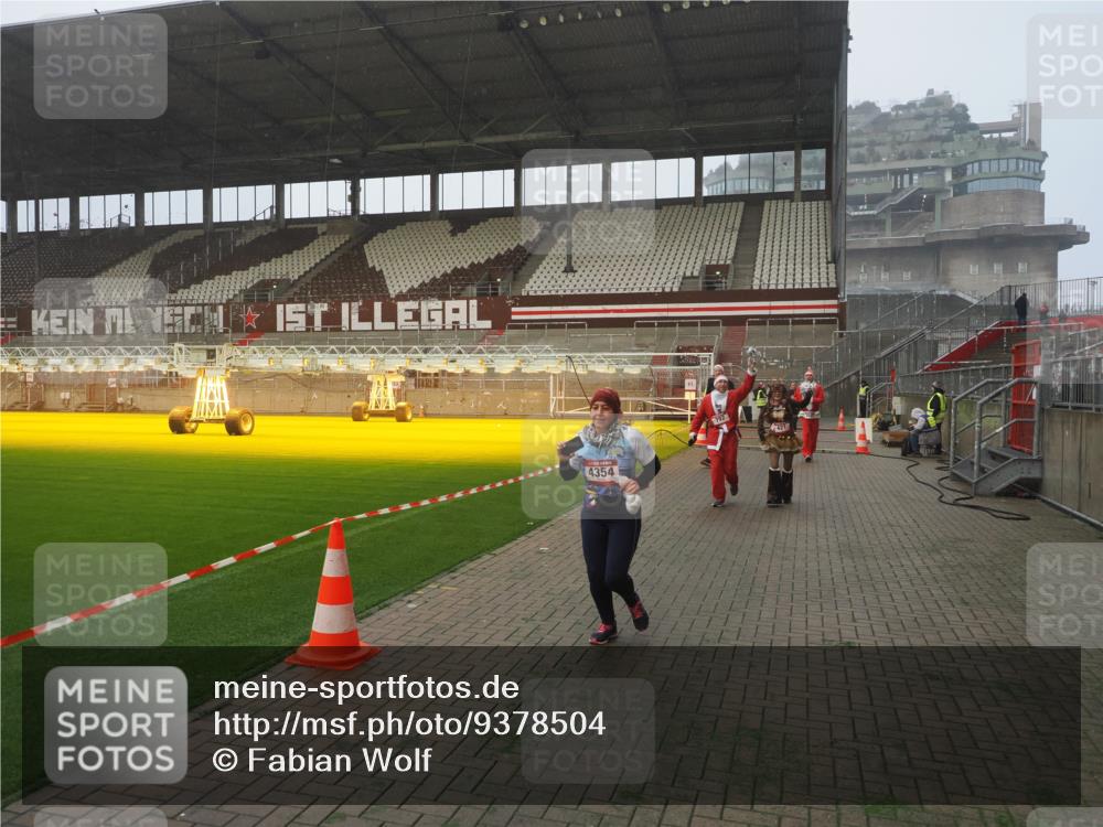 07.12.2025 - St. Pauli X-Mass-Run No. 15 Fabian Wolf http://msf.ph/oto/9378504 07.12.2025 10:07:03 Ziel 217, 366, 421, 792, 867, 972, 975, 1103, 1505, 1572, 1735, 1736, 3189, 3414, 3945, 4354 meine-sportfotos.de