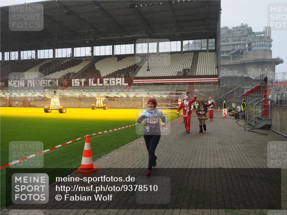 07.12.2025 - St. Pauli X-Mass-Run No. 15 Fabian Wolf http://msf.ph/oto/9378510 07.12.2025 10:07:03 Ziel 217, 366, 421, 792, 867, 972, 975, 1103, 1505, 1572, 1735, 1736, 3189, 3414, 3945, 4354 meine-sportfotos.de