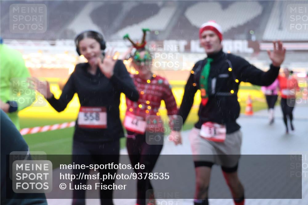 07.12.2025 - St. Pauli X-Mass-Run No. 15 Luisa Fischer http://msf.ph/oto/9378535 07.12.2025 11:09:44 Ziel 558, 44, 51, 59, 66, 266, 330, 335, 338, 341, 495, 496, 558, 619, 971, 1084, 1110, 1136, 1138, 1140, 1205, 1211, 1260, 1463, 1477, 1502, 1511, 1574, 1579, 1582, 1641, 1851, 1870, 1945, 1974, 2042, 2070, 2879, 2898, 3151, 4190, 4191 meine-sportfotos.de
