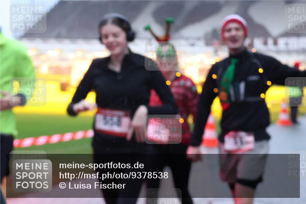 07.12.2025 - St. Pauli X-Mass-Run No. 15 Luisa Fischer http://msf.ph/oto/9378538 07.12.2025 11:09:44 Ziel 558, 44, 51, 59, 66, 266, 330, 335, 338, 341, 495, 496, 558, 619, 971, 1084, 1110, 1136, 1138, 1140, 1205, 1211, 1260, 1463, 1477, 1502, 1511, 1574, 1579, 1582, 1641, 1851, 1870, 1945, 1974, 2042, 2070, 2879, 2898, 3151, 4190, 4191 meine-sportfotos.de