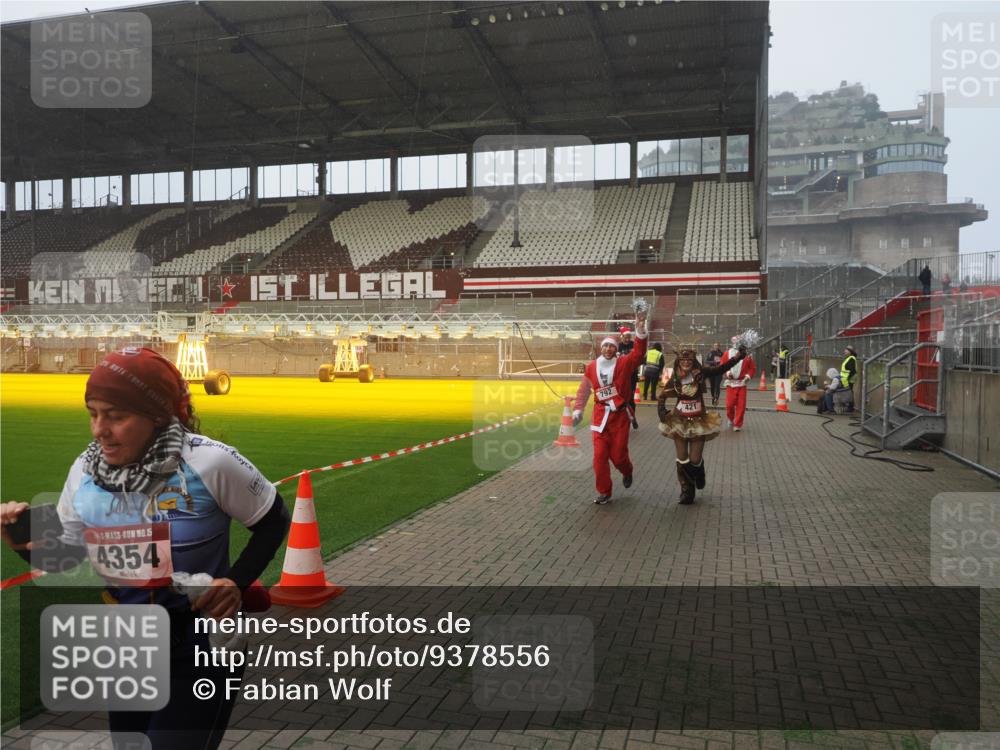 07.12.2025 - St. Pauli X-Mass-Run No. 15 Fabian Wolf http://msf.ph/oto/9378556 07.12.2025 10:07:04 Ziel 217, 366, 421, 792, 867, 972, 975, 1103, 1505, 1572, 1735, 1736, 3189, 3414, 3945, 4354 meine-sportfotos.de