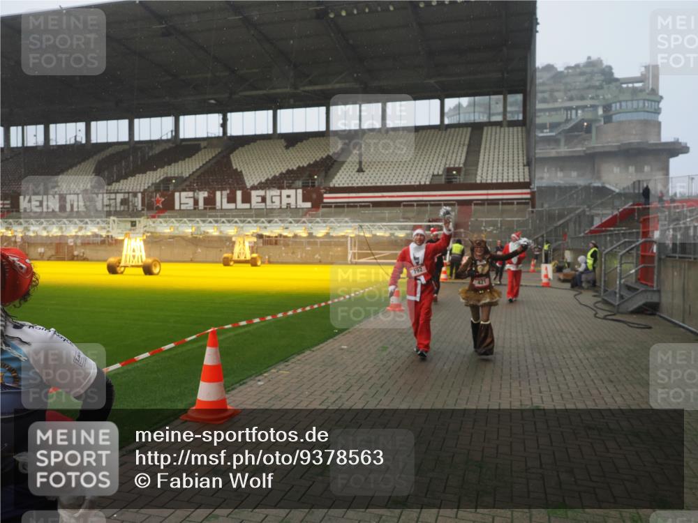 07.12.2025 - St. Pauli X-Mass-Run No. 15 Fabian Wolf http://msf.ph/oto/9378563 07.12.2025 10:07:04 Ziel 217, 366, 421, 792, 867, 972, 975, 1103, 1505, 1572, 1735, 1736, 3189, 3414, 3945, 4354 meine-sportfotos.de