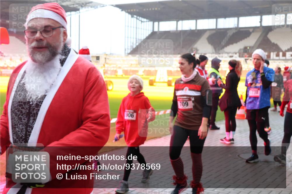 07.12.2025 - St. Pauli X-Mass-Run No. 15 Luisa Fischer http://msf.ph/oto/9378569 07.12.2025 10:05:00 Ziel 11, 906, 709, 1738, 113, 713, 1217, 1291, 1302, 1522, 1701, 1712, 1738, 1871, 2454, 2569, 2570, 3188, 3477, 3894, 3911, 4080, 4553, 4557, 4673 meine-sportfotos.de