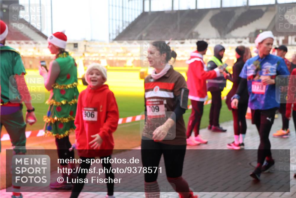07.12.2025 - St. Pauli X-Mass-Run No. 15 Luisa Fischer http://msf.ph/oto/9378571 07.12.2025 10:05:00 Ziel 906, 709, 1738, 113, 713, 1217, 1291, 1302, 1522, 1701, 1712, 1738, 1871, 2454, 2569, 2570, 3188, 3477, 3894, 3911, 4080, 4553, 4557, 4673 meine-sportfotos.de