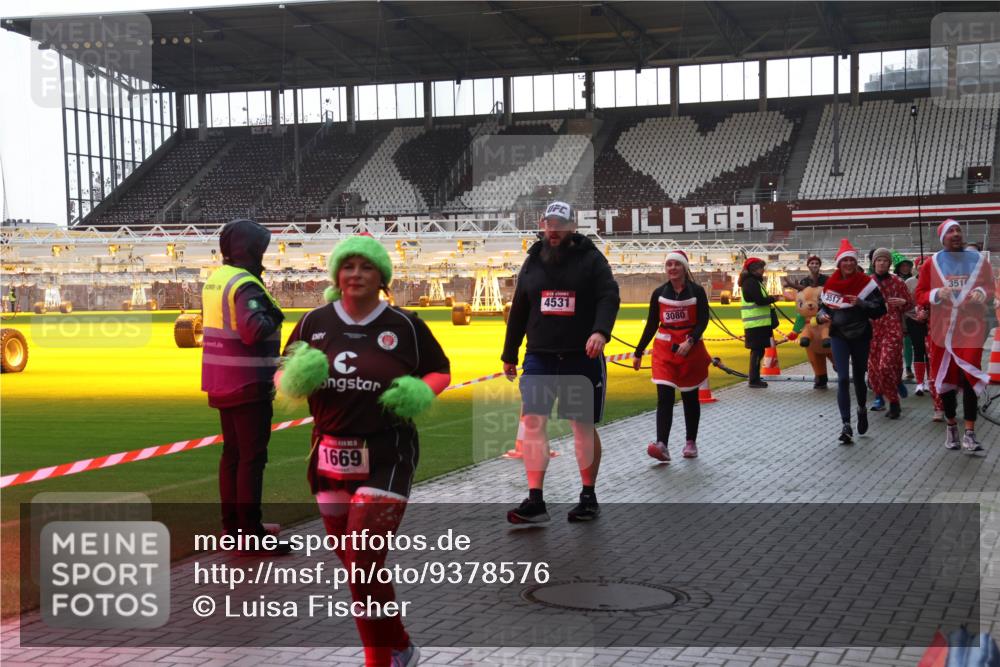 07.12.2025 - St. Pauli X-Mass-Run No. 15 Luisa Fischer http://msf.ph/oto/9378576 07.12.2025 10:30:19 Ziel 1669, 4531, 3080, 3517, 3516, 10, 423, 426, 450, 458, 1039, 1090, 1091, 1198, 1201, 1204, 1209, 1373, 1669, 1696, 2001, 2369, 2878, 3080, 3468, 3469, 3494, 3497, 3516, 3517, 4007, 4009, 4126, 4264, 4266, 4293, 4296, 4440, 4472, 4476, 4531, 4533, 4534, 4546, 4695 meine-sportfotos.de