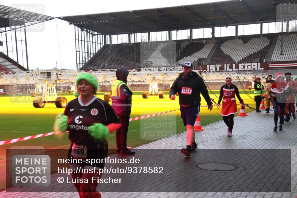 07.12.2025 - St. Pauli X-Mass-Run No. 15 Luisa Fischer http://msf.ph/oto/9378582 07.12.2025 10:30:20 Ziel 1669, 4531, 3080, 3517, 10, 423, 426, 450, 458, 1039, 1090, 1091, 1198, 1201, 1204, 1209, 1373, 1669, 1696, 2001, 2369, 2878, 3080, 3468, 3469, 3494, 3497, 3516, 3517, 4007, 4009, 4126, 4264, 4266, 4293, 4296, 4440, 4472, 4476, 4531, 4533, 4534, 4546, 4695 meine-sportfotos.de