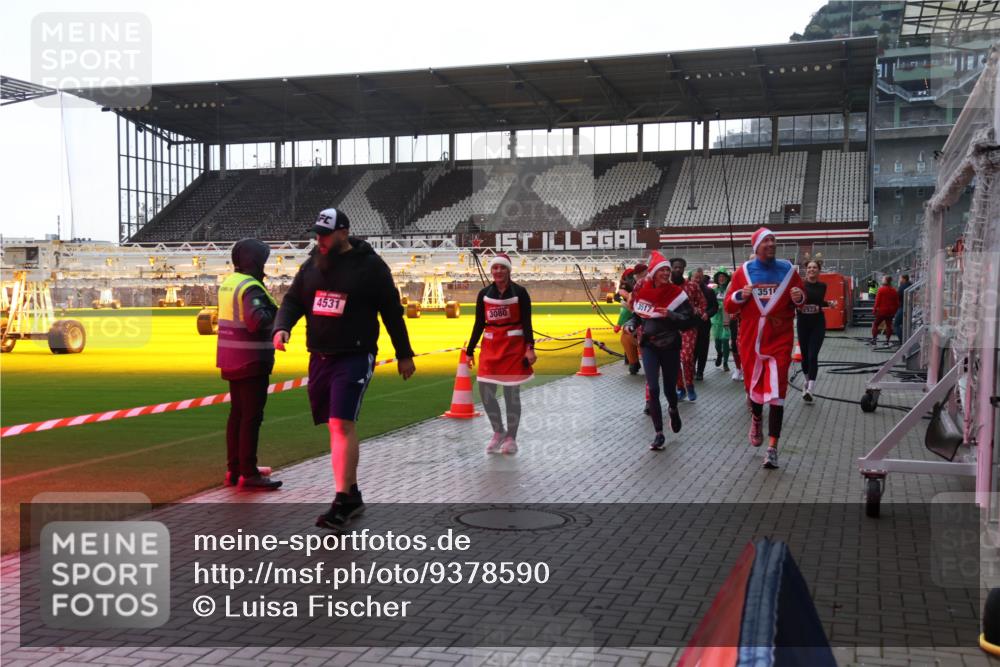 07.12.2025 - St. Pauli X-Mass-Run No. 15 Luisa Fischer http://msf.ph/oto/9378590 07.12.2025 10:30:21 Ziel 4531, 3080, 3517, 351, 2922, 10, 423, 426, 458, 1039, 1090, 1091, 1198, 1201, 1204, 1209, 1373, 1669, 1696, 2001, 2369, 2878, 3080, 3468, 3469, 3494, 3497, 3516, 3517, 4007, 4009, 4126, 4264, 4266, 4293, 4296, 4440, 4472, 4476, 4531, 4533, 4534, 4546, 4695 meine-sportfotos.de