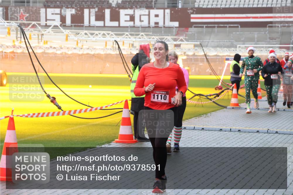 07.12.2025 - St. Pauli X-Mass-Run No. 15 Luisa Fischer http://msf.ph/oto/9378591 07.12.2025 11:09:46 Ziel 5, 1110, 1477, 3151, 1463, 44, 51, 59, 66, 266, 330, 335, 338, 341, 495, 496, 558, 619, 971, 1084, 1110, 1136, 1138, 1140, 1205, 1211, 1260, 1463, 1477, 1502, 1511, 1574, 1579, 1582, 1641, 1851, 1870, 1945, 1974, 2042, 2070, 2879, 2898, 3151, 4190, 4191 meine-sportfotos.de