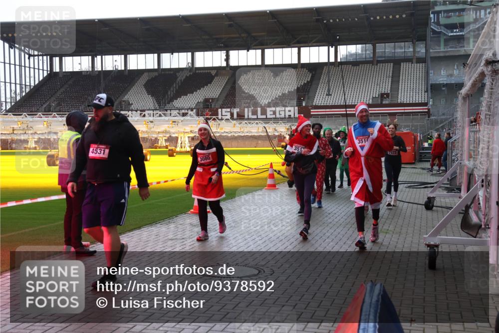 07.12.2025 - St. Pauli X-Mass-Run No. 15 Luisa Fischer http://msf.ph/oto/9378592 07.12.2025 10:30:21 Ziel 4531, 3080, 351, 3512, 2922, 10, 423, 426, 458, 1039, 1090, 1091, 1198, 1201, 1204, 1209, 1373, 1669, 1696, 2001, 2369, 2878, 3080, 3468, 3469, 3494, 3497, 3516, 3517, 4007, 4009, 4126, 4264, 4266, 4293, 4296, 4440, 4472, 4476, 4531, 4533, 4534, 4546, 4695 meine-sportfotos.de
