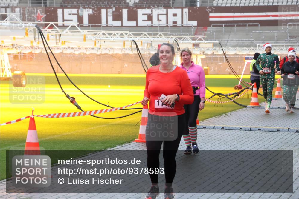 07.12.2025 - St. Pauli X-Mass-Run No. 15 Luisa Fischer http://msf.ph/oto/9378593 07.12.2025 11:09:46 Ziel 1477, 1463, 44, 51, 59, 66, 266, 330, 335, 338, 341, 495, 496, 558, 619, 971, 1084, 1110, 1136, 1138, 1140, 1205, 1211, 1260, 1463, 1477, 1502, 1511, 1574, 1579, 1582, 1641, 1851, 1870, 1945, 1974, 2042, 2070, 2879, 2898, 3151, 4190, 4191 meine-sportfotos.de