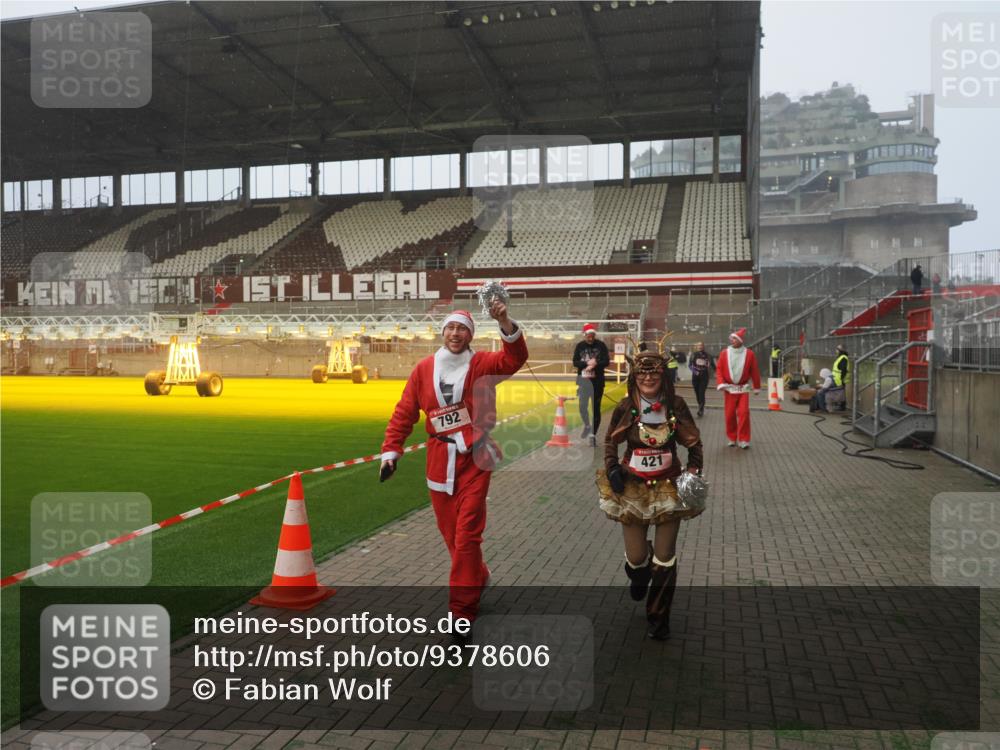 07.12.2025 - St. Pauli X-Mass-Run No. 15 Fabian Wolf http://msf.ph/oto/9378606 07.12.2025 10:07:06 Ziel 217, 366, 421, 792, 972, 975, 1103, 1505, 1572, 1735, 1736, 3414, 3945, 4354 meine-sportfotos.de