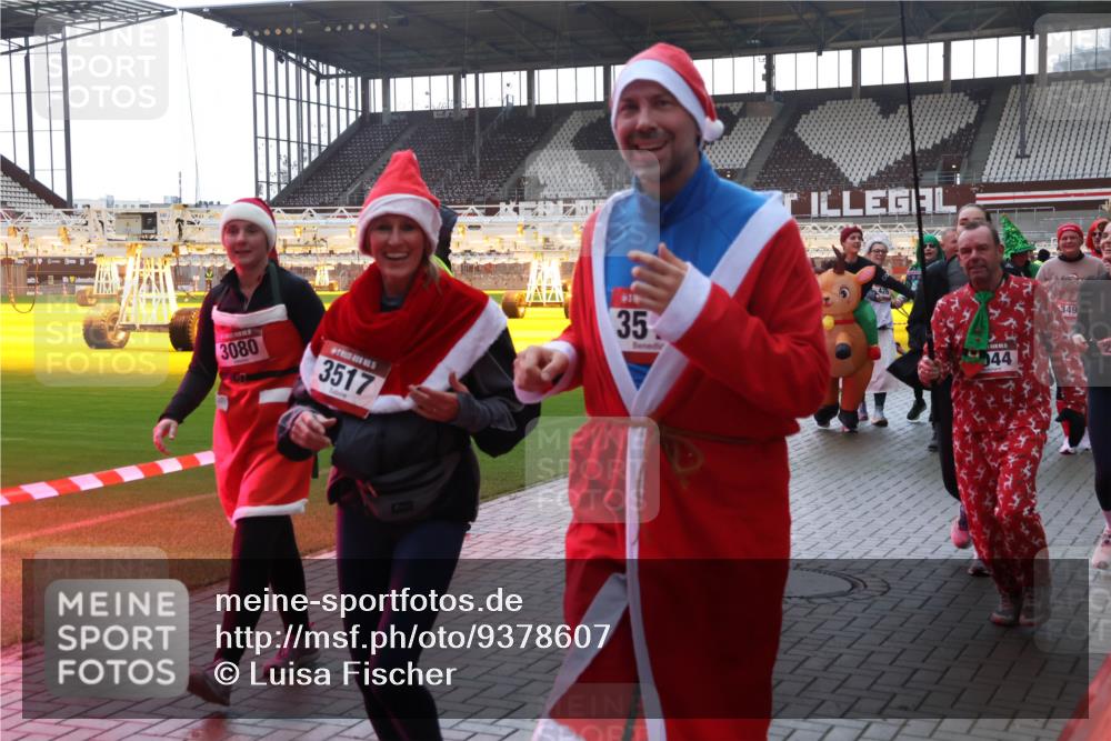07.12.2025 - St. Pauli X-Mass-Run No. 15 Luisa Fischer http://msf.ph/oto/9378607 07.12.2025 10:30:24 Ziel 3080, 3517, 35, 44, 349, 10, 423, 426, 1039, 1090, 1091, 1198, 1201, 1204, 1209, 1669, 1696, 2369, 2878, 3080, 3468, 3469, 3494, 3497, 3516, 3517, 4009, 4126, 4293, 4296, 4472, 4476, 4533, 4534, 4546 meine-sportfotos.de