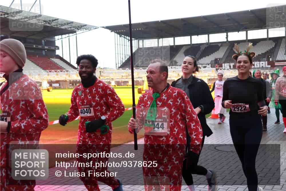 07.12.2025 - St. Pauli X-Mass-Run No. 15 Luisa Fischer http://msf.ph/oto/9378625 07.12.2025 10:30:26 Ziel 4040, 15, 44, 15, 2922, 34, 10, 423, 426, 1039, 1090, 1091, 1198, 1201, 1204, 1209, 1669, 1696, 2369, 2878, 3468, 3469, 3494, 3497, 3516, 3517, 4126, 4472, 4476, 4533, 4534, 4546 meine-sportfotos.de