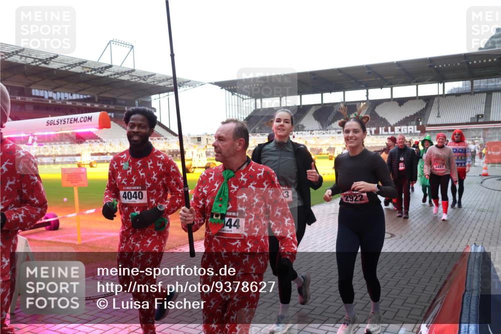 07.12.2025 - St. Pauli X-Mass-Run No. 15 Luisa Fischer http://msf.ph/oto/9378627 07.12.2025 10:30:27 Ziel 5, 4040, 15, 44, 3, 2922, 94, 3497, 10, 423, 426, 1090, 1091, 1198, 1201, 1204, 1209, 1669, 1696, 2369, 2878, 3468, 3469, 3494, 3497, 3516, 3517, 4126, 4472, 4476, 4533, 4534, 4546 meine-sportfotos.de