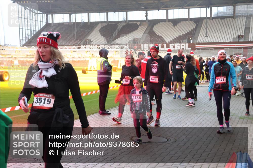 07.12.2025 - St. Pauli X-Mass-Run No. 15 Luisa Fischer http://msf.ph/oto/9378665 07.12.2025 10:05:05 Ziel 1910, 15, 3519, 626, 628, 3188, 1307, 1871, 1701, 113, 713, 1217, 1291, 1302, 1522, 1701, 1712, 1738, 1871, 1973, 1991, 2168, 2249, 2454, 2569, 2570, 3188, 3477, 3894, 3911, 4080, 4553, 4557, 4673 meine-sportfotos.de