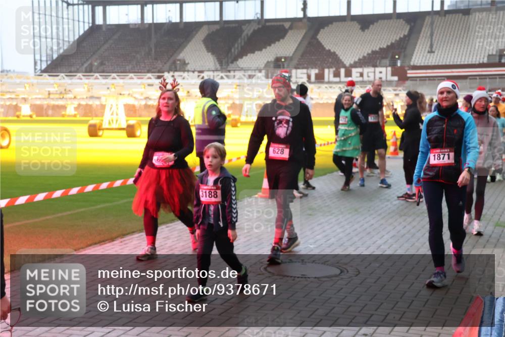 07.12.2025 - St. Pauli X-Mass-Run No. 15 Luisa Fischer http://msf.ph/oto/9378671 07.12.2025 10:05:06 Ziel 3188, 628, 1871, 113, 713, 1217, 1291, 1302, 1522, 1701, 1712, 1738, 1871, 1973, 1991, 2168, 2249, 2454, 2569, 2570, 3188, 3477, 3894, 3911, 4080, 4553, 4557, 4673 meine-sportfotos.de