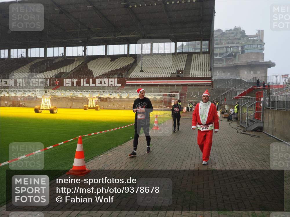 07.12.2025 - St. Pauli X-Mass-Run No. 15 Fabian Wolf http://msf.ph/oto/9378678 07.12.2025 10:07:10 Ziel 421, 792, 972, 975, 1572, 1736, 2983, 3414, 3945, 4354 meine-sportfotos.de