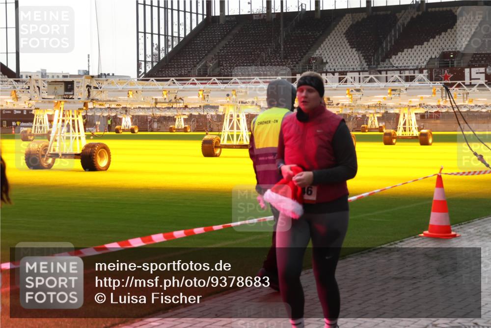 07.12.2025 - St. Pauli X-Mass-Run No. 15 Luisa Fischer http://msf.ph/oto/9378683 07.12.2025 10:30:35 Ziel 46, 10, 423, 426, 1090, 1091, 1669, 1696, 2369, 2878, 2910, 3494, 3497, 3516, 3517, 4472, 4476, 4533, 4534, 4546 meine-sportfotos.de