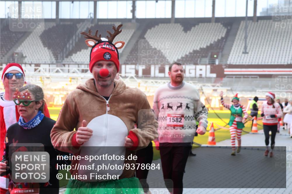 07.12.2025 - St. Pauli X-Mass-Run No. 15 Luisa Fischer http://msf.ph/oto/9378684 07.12.2025 11:10:08 Ziel 5, 4, 1582, 44, 51, 59, 66, 266, 330, 696, 720, 737, 753, 755, 814, 863, 971, 1084, 1110, 1157, 1163, 1463, 1477, 1579, 1582, 1641, 1851, 1870, 1945, 1974, 2042, 3151, 4190, 4191 meine-sportfotos.de