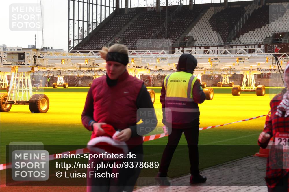 07.12.2025 - St. Pauli X-Mass-Run No. 15 Luisa Fischer http://msf.ph/oto/9378689 07.12.2025 10:30:36 Ziel 236, 10, 423, 426, 1090, 1091, 1669, 1696, 2369, 2878, 2910, 3494, 3497, 3516, 3517, 4533, 4534, 4546 meine-sportfotos.de