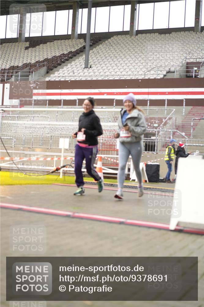 07.12.2025 - St. Pauli X-Mass-Run No. 15 Patografie http://msf.ph/oto/9378691 07.12.2025 10:11:07 Ziel 1148, 1149, 1150, 1929, 1935, 1969, 3815 meine-sportfotos.de