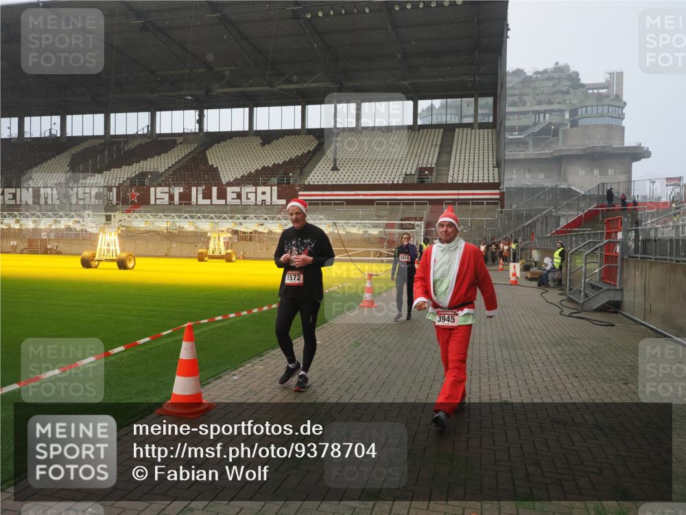 07.12.2025 - St. Pauli X-Mass-Run No. 15 Fabian Wolf http://msf.ph/oto/9378704 07.12.2025 10:07:11 Ziel 421, 792, 1572, 2983, 3414, 3945, 4354 meine-sportfotos.de