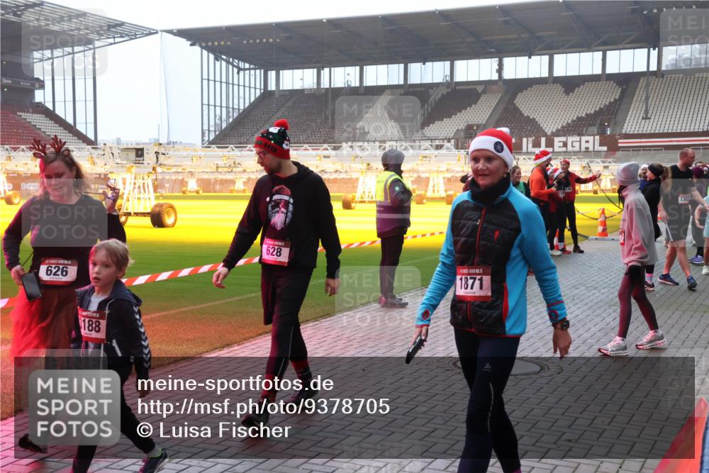 07.12.2025 - St. Pauli X-Mass-Run No. 15 Luisa Fischer http://msf.ph/oto/9378705 07.12.2025 10:05:09 Ziel 626, 188, 628, 1871, 1307, 113, 713, 1217, 1291, 1302, 1522, 1701, 1712, 1738, 1871, 1973, 1991, 2168, 2249, 2454, 2569, 2570, 2856, 2866, 3188, 3477, 3894, 3911, 4080, 4553, 4557, 4673 meine-sportfotos.de