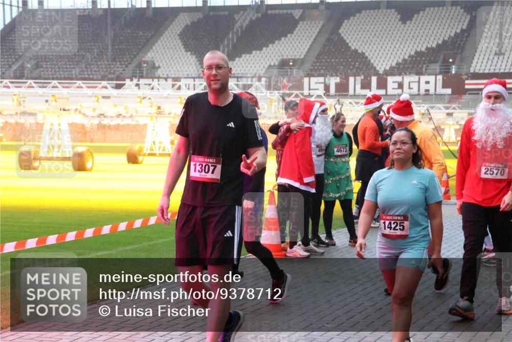 07.12.2025 - St. Pauli X-Mass-Run No. 15 Luisa Fischer http://msf.ph/oto/9378712 07.12.2025 10:05:16 Ziel 15, 1307, 46, 4673, 15, 1425, 2570, 202, 210, 292, 699, 713, 1217, 1522, 1701, 1871, 1973, 1991, 2168, 2249, 2569, 2570, 2856, 2866, 3307, 3311, 3477, 3894, 3911, 4080, 4553, 4557, 4673 meine-sportfotos.de
