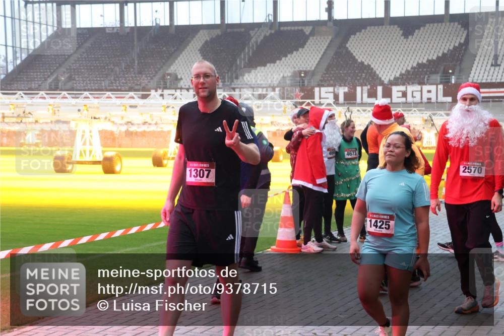 07.12.2025 - St. Pauli X-Mass-Run No. 15 Luisa Fischer http://msf.ph/oto/9378715 07.12.2025 10:05:17 Ziel 15, 1307, 466, 4673, 2570, 15, 1425, 202, 210, 292, 699, 713, 1217, 1522, 1701, 1871, 1973, 1991, 2168, 2249, 2569, 2570, 2856, 2866, 3307, 3311, 3477, 3894, 3911, 4080, 4553, 4557, 4673 meine-sportfotos.de