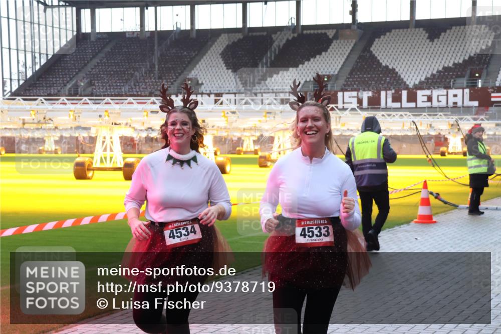 07.12.2025 - St. Pauli X-Mass-Run No. 15 Luisa Fischer http://msf.ph/oto/9378719 07.12.2025 10:30:40 Ziel 4534, 15, 4533, 10, 423, 426, 1090, 1091, 1696, 2369, 2910, 4533, 4534, 4546 meine-sportfotos.de