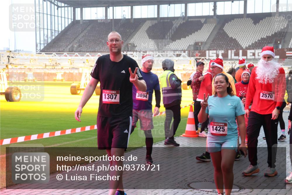07.12.2025 - St. Pauli X-Mass-Run No. 15 Luisa Fischer http://msf.ph/oto/9378721 07.12.2025 10:05:17 Ziel 15, 1307, 3894, 5, 1425, 2570, 202, 210, 292, 699, 713, 1217, 1522, 1701, 1871, 1973, 1991, 2168, 2249, 2569, 2570, 2856, 2866, 3307, 3311, 3477, 3894, 3911, 4080, 4553, 4557, 4673 meine-sportfotos.de