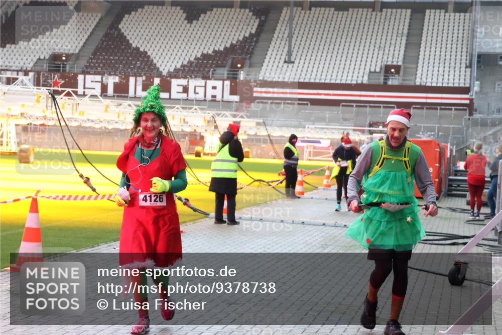 07.12.2025 - St. Pauli X-Mass-Run No. 15 Luisa Fischer http://msf.ph/oto/9378738 07.12.2025 10:30:53 Ziel 4126, 608, 1696, 1698, 1700, 2369, 2537, 2910, 3936, 3940, 4845, 4847 meine-sportfotos.de