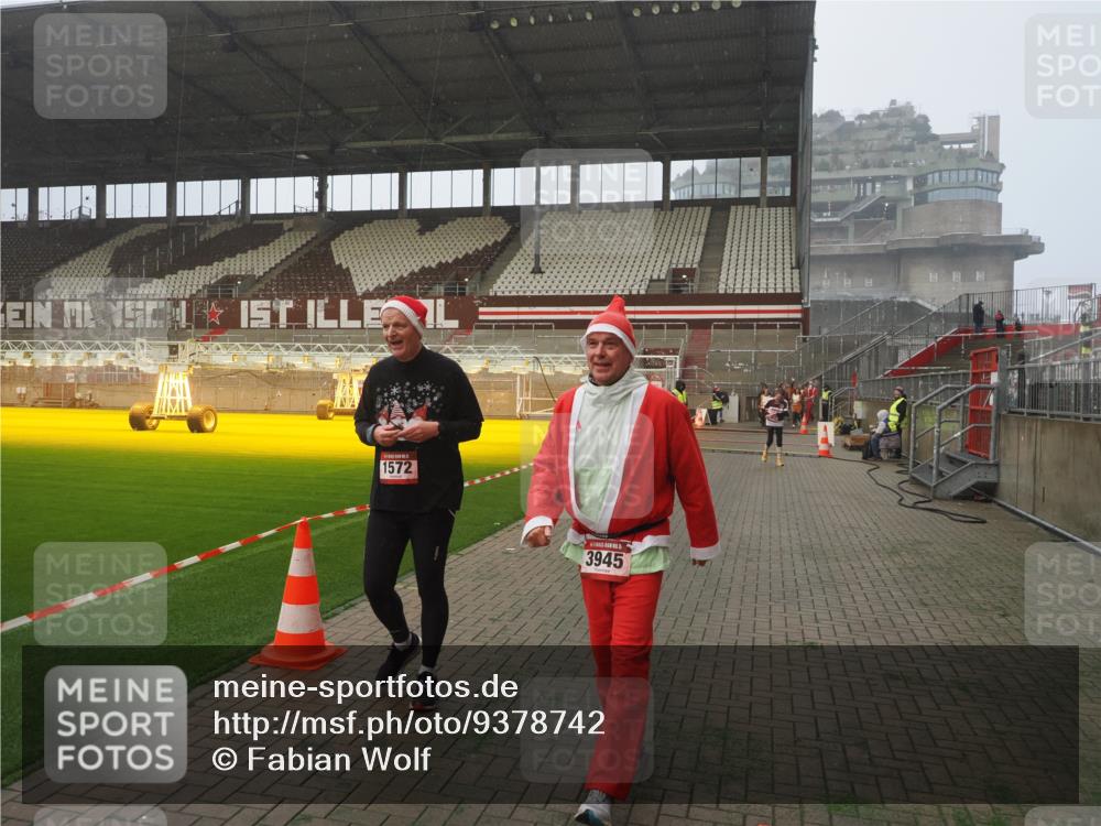07.12.2025 - St. Pauli X-Mass-Run No. 15 Fabian Wolf http://msf.ph/oto/9378742 07.12.2025 10:07:12 Ziel 421, 792, 1572, 2983, 3414, 3945, 4354 meine-sportfotos.de