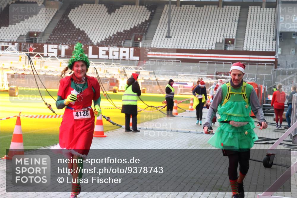 07.12.2025 - St. Pauli X-Mass-Run No. 15 Luisa Fischer http://msf.ph/oto/9378743 07.12.2025 10:30:53 Ziel 4126, 608, 1696, 1698, 1700, 2369, 2537, 2910, 3936, 3940, 4845, 4847 meine-sportfotos.de