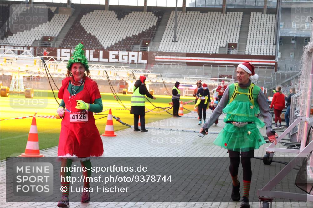 07.12.2025 - St. Pauli X-Mass-Run No. 15 Luisa Fischer http://msf.ph/oto/9378744 07.12.2025 10:30:54 Ziel 4126, 608, 1696, 1698, 1700, 2369, 2537, 2910, 3936, 3940, 4845, 4847 meine-sportfotos.de
