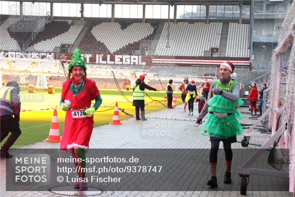 07.12.2025 - St. Pauli X-Mass-Run No. 15 Luisa Fischer http://msf.ph/oto/9378747 07.12.2025 10:30:54 Ziel 4126, 608, 1696, 1698, 1700, 2369, 2537, 2910, 3936, 3940, 4845, 4847 meine-sportfotos.de
