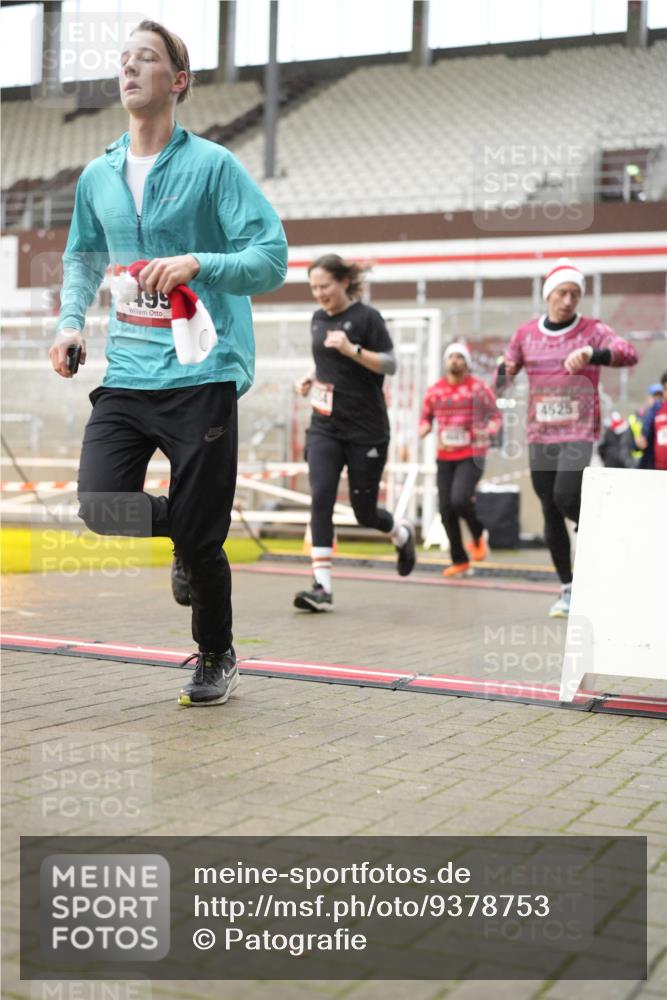 07.12.2025 - St. Pauli X-Mass-Run No. 15 Patografie http://msf.ph/oto/9378753 07.12.2025 10:11:15 Ziel 1969, 3354, 3815, 4499, 4525, 4659, 4661 meine-sportfotos.de