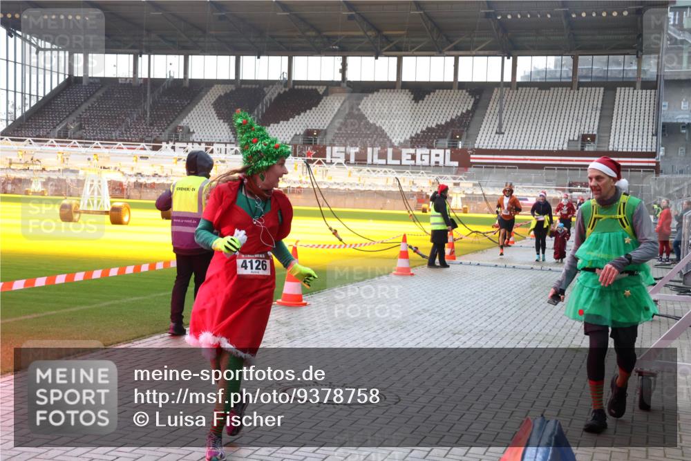 07.12.2025 - St. Pauli X-Mass-Run No. 15 Luisa Fischer http://msf.ph/oto/9378758 07.12.2025 10:30:55 Ziel 4126, 1, 594, 601, 608, 1696, 1698, 1700, 2369, 2537, 2910, 3936, 3940, 4845, 4847 meine-sportfotos.de
