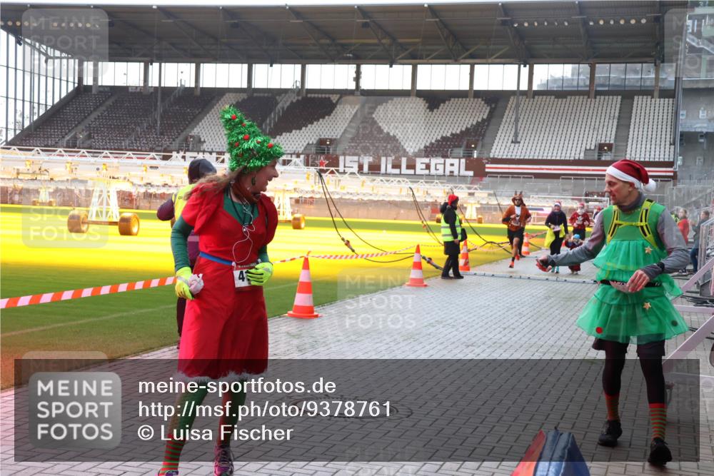 07.12.2025 - St. Pauli X-Mass-Run No. 15 Luisa Fischer http://msf.ph/oto/9378761 07.12.2025 10:30:55 Ziel 594, 601, 608, 1696, 1698, 1700, 2369, 2537, 2910, 3936, 3940, 4845, 4847 meine-sportfotos.de