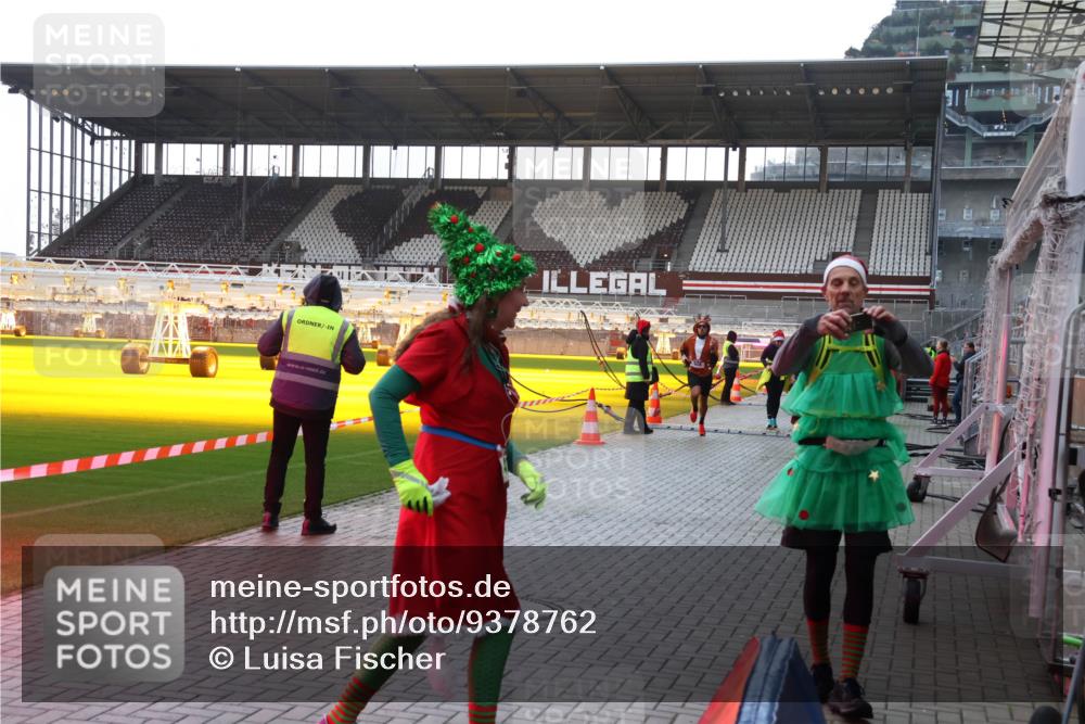 07.12.2025 - St. Pauli X-Mass-Run No. 15 Luisa Fischer http://msf.ph/oto/9378762 07.12.2025 10:30:56 Ziel 594, 601, 608, 1696, 1698, 1700, 2369, 2537, 2910, 3936, 3940, 3986, 4845, 4847 meine-sportfotos.de