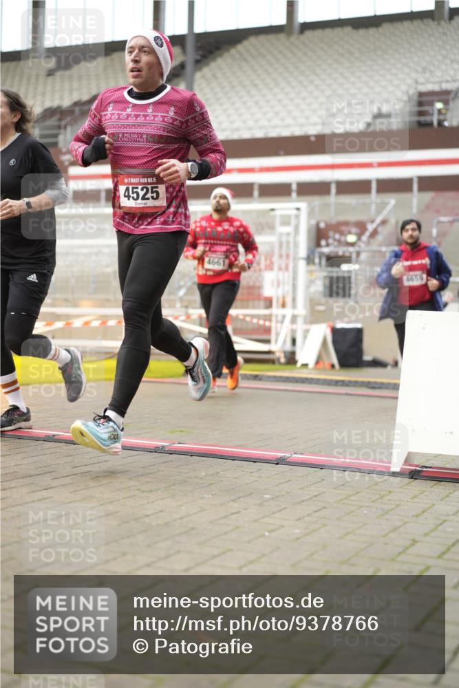 07.12.2025 - St. Pauli X-Mass-Run No. 15 Patografie http://msf.ph/oto/9378766 07.12.2025 10:11:16 Ziel 1969, 3354, 3815, 4499, 4525, 4659, 4661 meine-sportfotos.de
