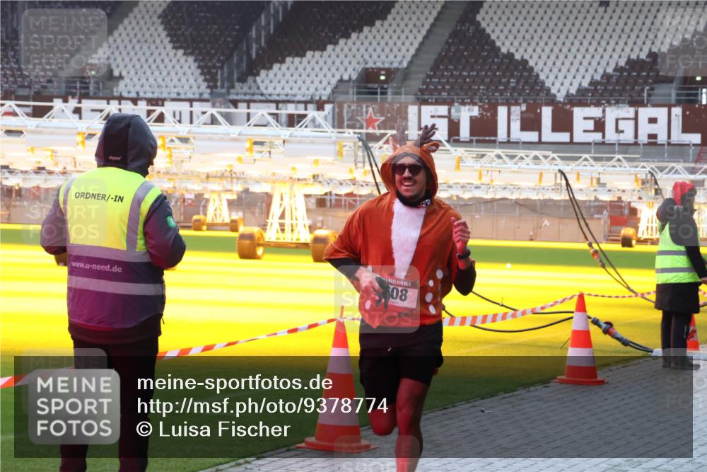 07.12.2025 - St. Pauli X-Mass-Run No. 15 Luisa Fischer http://msf.ph/oto/9378774 07.12.2025 10:30:59 Ziel 08, 594, 601, 608, 1696, 1698, 1700, 2369, 2537, 2910, 3936, 3940, 3982, 3986, 4845, 4847 meine-sportfotos.de